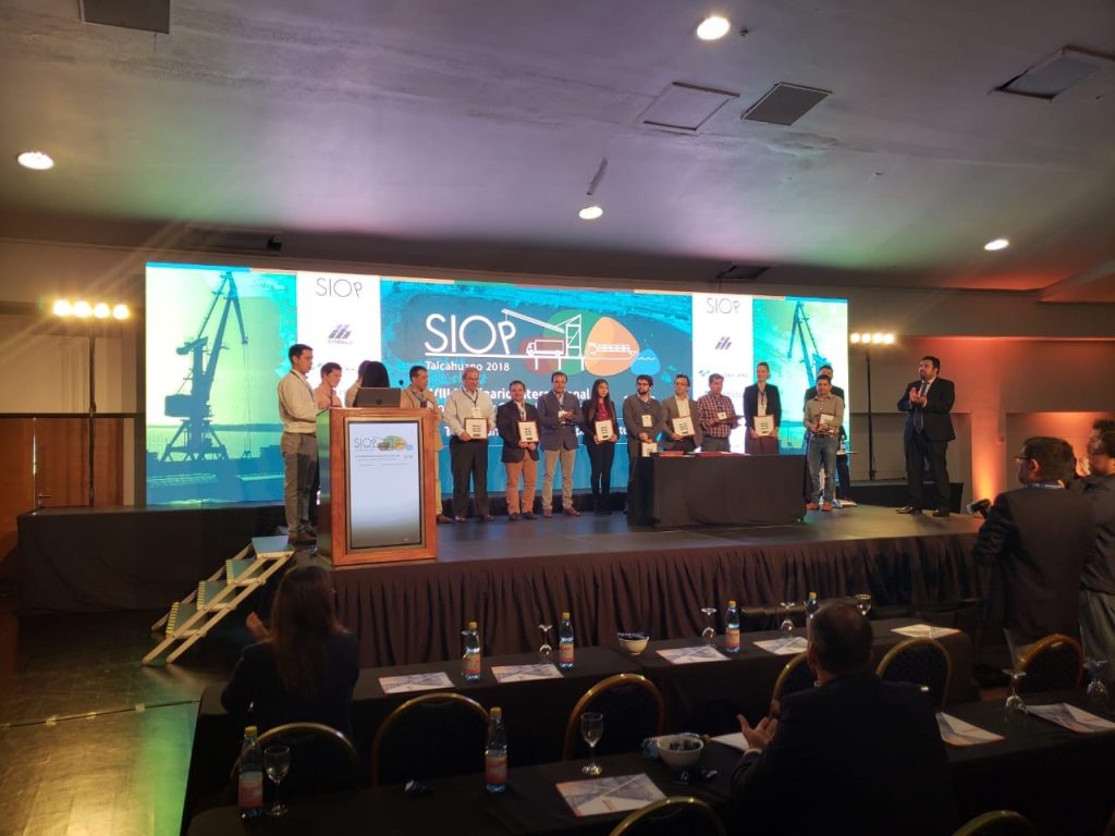 Personas en salon del evento